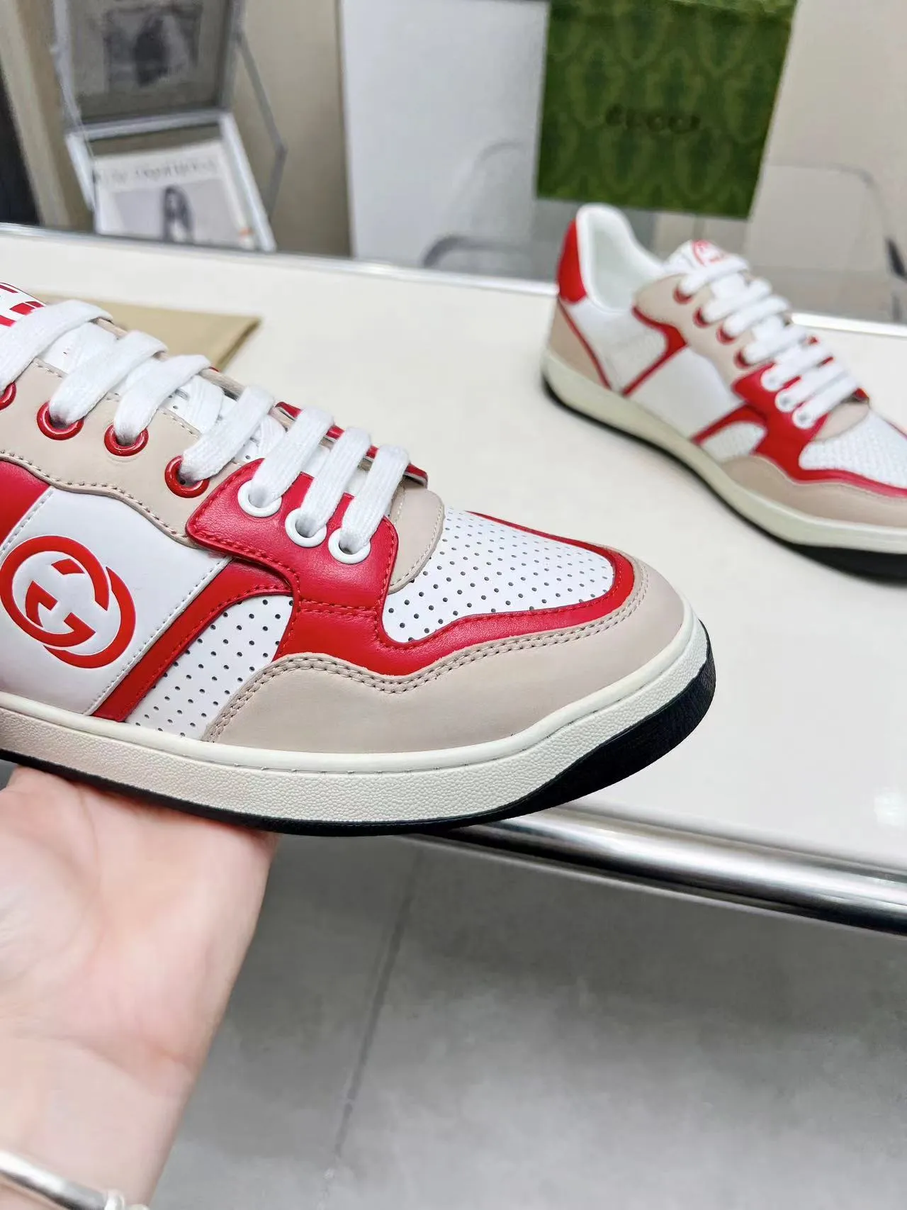 P620 💞💞Gucci G Home’s latest popular sports shoes, couple’s style, casual, retro white shoes 🌸🌸🌸 New popular series. The exquisite and compact interlocking double G logo romantically interprets the aesthetic concept of this series. Made of off-white leather, retro inspiration is cleverly blended into the sneaker design to reinterpret the brand logo. Exquisitely packaged at the delivery counter 🛍📦 ▪️Fabric: Original custom-made imported first-layer cowhide leather ▪️Lining: Original custom-made imported cowhide lining ▪️Outsole: Original molded two-color TPU outsole ▪️Size: Women's 35-40 / Men's 39-45